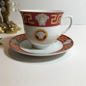Vintage Porzellan roter griechischer Schlüssel und Medusa-Tasse und Untertasse, Vtg Tirschenreuth Bavaria German Design SMCS rotes Porzellantassenset im Versace-Stil