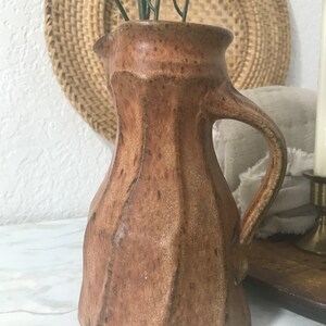 Mały dzbanek ceramiczny z ceramiki artystycznej Vintage Art Pottery, sygnowany, Mały dzbanek Vintage Goss Amana w odcieniach ziemi, rdzawo-brązowym, sygnowany, ceramiczny dzbanek Goss