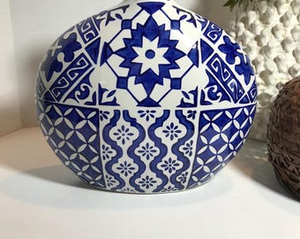 ユニークなタイル模様の白と青の陶器の花瓶、青と白のタイルのような