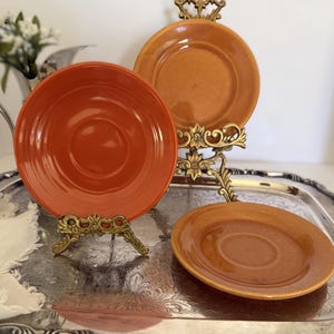 Vintage Bauer Pottery Rost Orange Tallrikar Set med 3, Mitten av Århundradet Kalifornien Keramik, Jordnära Desserttallrikar