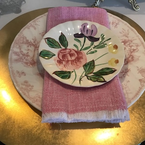 Rachel Ashwell Dining pink cloth napkins, Rachel Ashwell The Farmhouse pink frayed edge cloth napkins, Rachel Ashwell holiday table decor