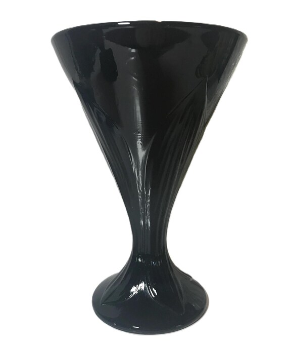 Vintage französischer schwarzer Glasbecher, schwarzes Weinglas oder Wasserbecher, schwarze Stielgläser aus der Mitte des Jahrhunderts, elegante schwarze Glas-Barware, markiert mit Frankreich