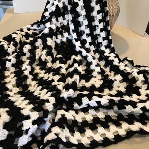 Vintage handgemachte schwarz-weiße Häkeldecke 145x145 cm, Vintage weiße und schwarze geometrische Häkeldecke, schwarz-weiße Strickdecke