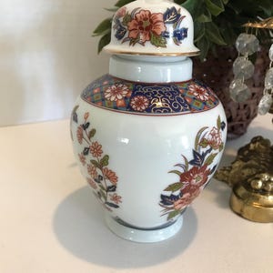 Vintage floral Porzellan floral Ginger glas, Vtg weiß, rosa, blau Deckelvase, Chinoiserie weiß Porzellan Ginger Glas, weiße Vorratsglas Urne