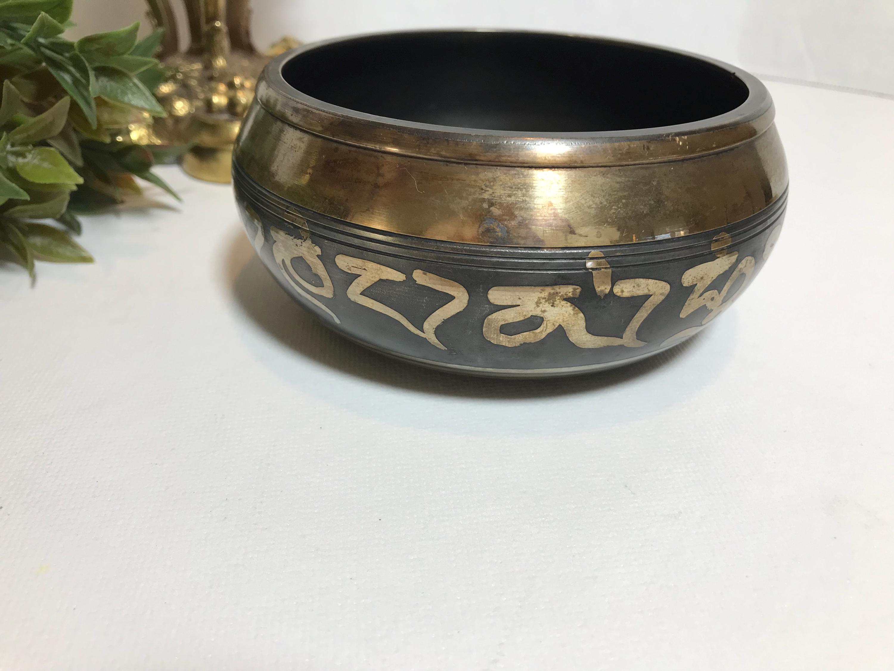ヴィンテージの真鍮と黒の金属製チベットシンギングボウル