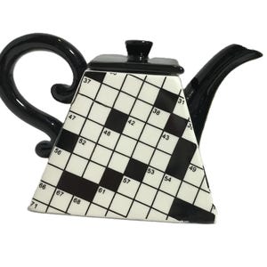 Vintage dekorative Mini-Kreuzworträtsel Teekanne, Milchkännchen, Vintage Fitz und Floyd kleine Schwarz-Weiß-Kreuzworträtsel-Milchkännchen, Kreuzworträtseldekor