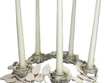 Vintage kandelaar van gebroken wit metaal, vintage shabby chic geschilderde metalen kaarshouder met 5 armen, decor Engels land, shabby chic decor