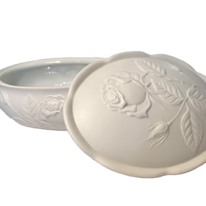 Pudełko na drobiazgi z porcelany Kaiser Germany, białe naczynie na drobiazgi z porcelany Kaiser z falistym brzegiem, pudełko na biżuterię z biskwitowej ceramiki Kaiser Germany