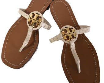 Tory Burch tan leather sandals, Size 8M, Tory Burch beige leather gold logo open toe sandals, Tory Burch shoes, Tory Burch flip flops