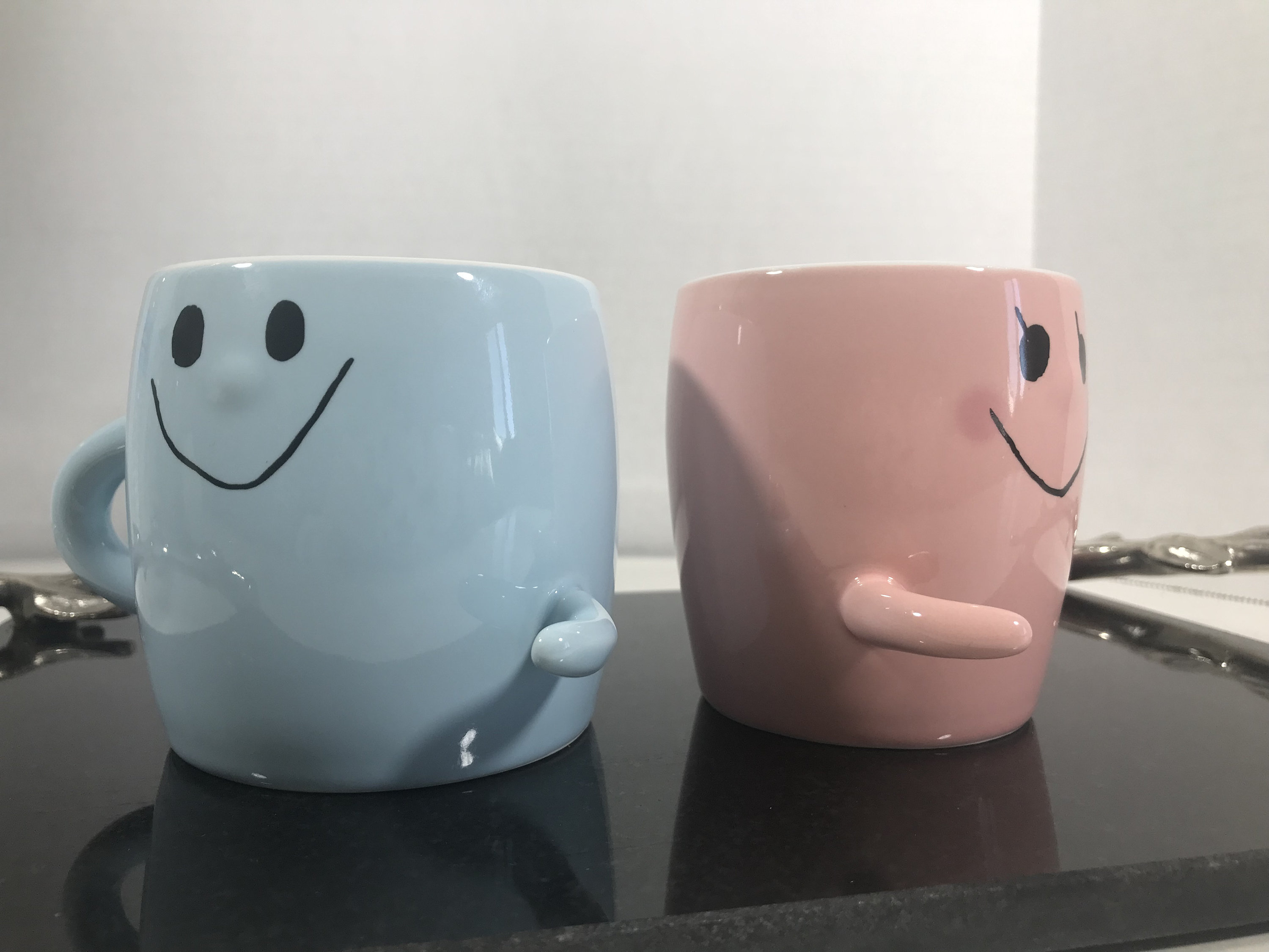 Rosa und blaue Keramik Gesichtstassen, Umarmungskaffeetassen, Keramik Gesichtstassen, wunderliche Tassen mit Henkel und Arm, rosa blaues Kaffeetassenset