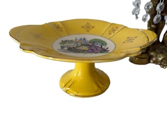 Plato vintage de Aynsley England con pedestal amarillo, escena victoriana pintada a mano con detalles dorados, compota de porcelana