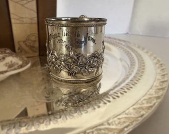 Antik 1903 monogramförsedd silverkopp med handtag, vintage silverpläterad kopp med blommönster och graverad Uncle Tim till John 1903