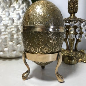 Vintage brass egg trinket dish box on stand, textured brass trinket box on stand, brass home decor, brass table decor, brass shelf decor