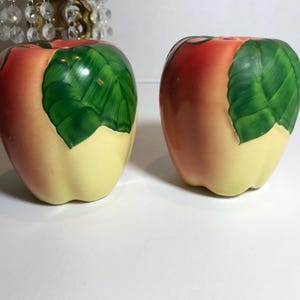 Vintage 1950s apple salt and pepper shakers, Vintage 1950s whimsical fruit shaker set, ceramic hand painted delicious apple salt pepper set.