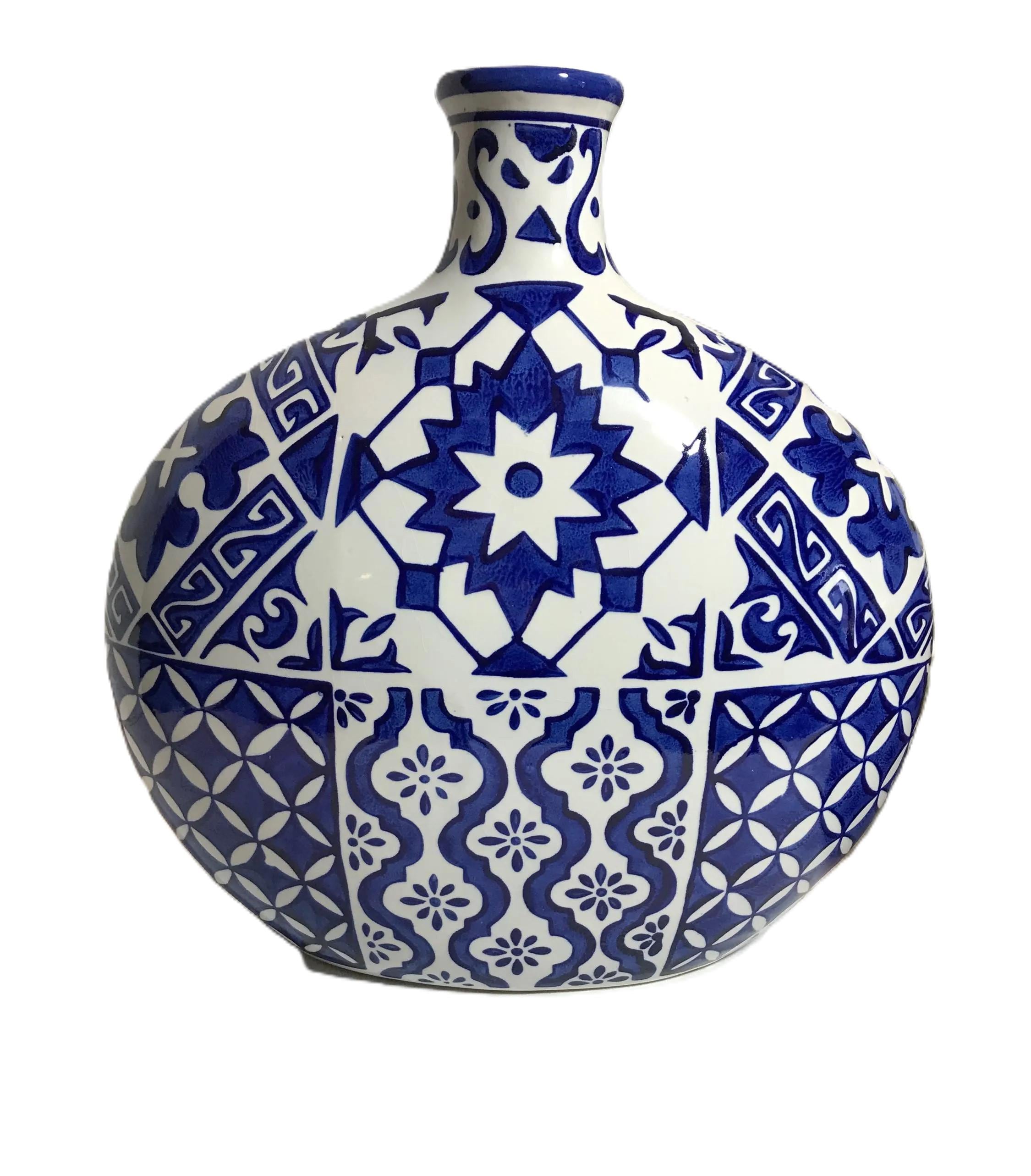 ユニークなタイル模様の白と青の陶器の花瓶、青と白のタイルのような