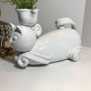 Vintage włoska biała duża ceramiczna figurka kota, Fantazyjna biała ceramiczna figurka kota, Włochy, biała figurka kota
