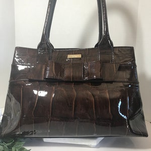 Bolso marrón Kate Spade, bolso tote marrón de cocodrilo sintético de charol Kate Spade, bolso tote con lazo marrón Kate Spade, bolso bolso Kate Spade