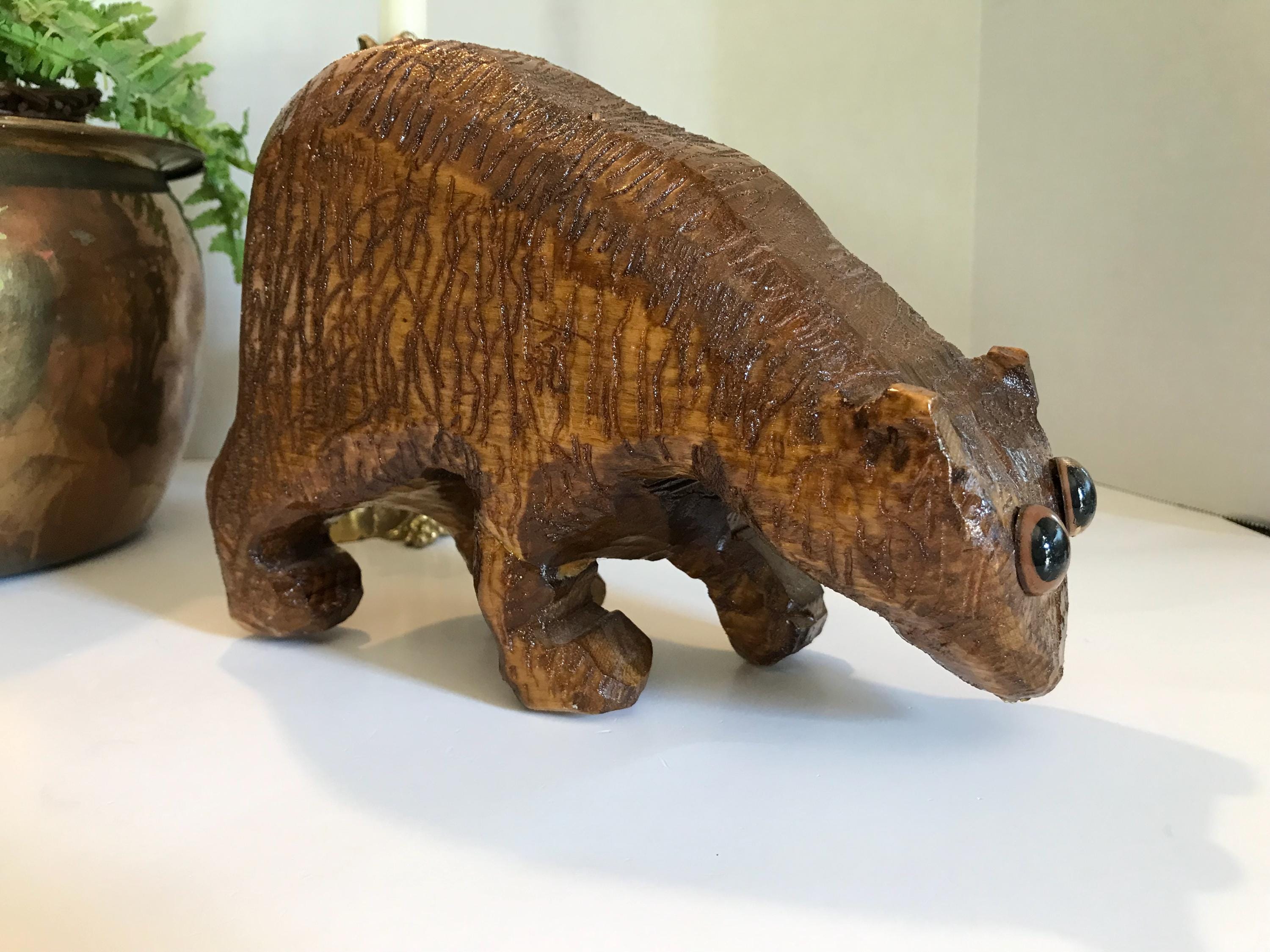 ヴィンテージの手彫りの木製クマの大きな像、目が飛び出たヴィンテージ