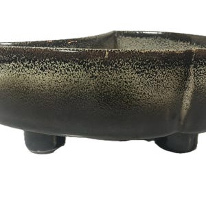 ビンテージ モダニスト スタイルのコンマ浅皿プランター、ビンテージ ミッドセンチュリー スタイルの茶色のセラミック脚付き皿、MCM 茶色の斑点付き陶器プランター。