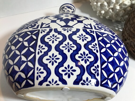 ユニークなタイル模様の白と青の陶器の花瓶、青と白のタイルのような