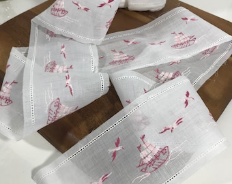 Vintage bestickte rot und rosa Batist Stoff Schüttgut, Vtg weiß gewellte Kante Batist rosa und rot bestickt leichte trimmen