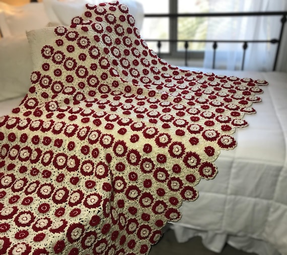 Vintage Decke gehäkelt 130x164 cm, gehäkelte Decke rot weiss floral, 70er Jahre Häkeldecke, rote Decke gehäkelt