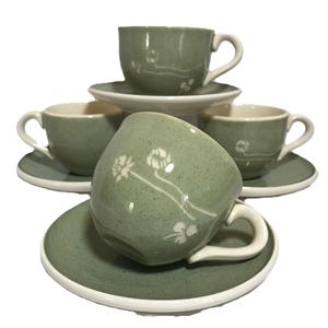 Vintage Russel Wright Harkerware weißes Kleegrün-Tassen- und Untertassenset, 4er-Set, signiert von Russel Wright