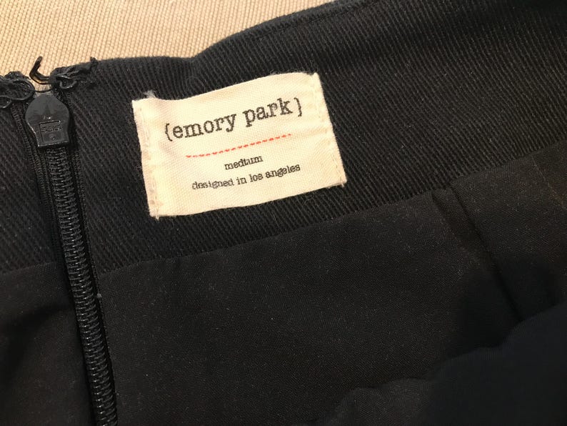 Puede incluir: Falda negra con cierre de cremallera y una etiqueta blanca que dice "(emory park)" talla mediana dise&ntilde;ada en Los &Aacute;ngeles.