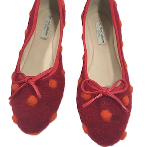 Ali MacGraw のオレンジとピンクのフェルトウールのバレリーナフラット、Ali MacGraw for Butter のピンクオレンジの水玉模様の靴、Ali MacGraw の水玉模様のフラット。