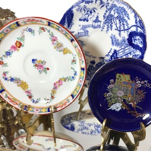 Platos pequeños vintage con soportes de latón, Mezcla vintage de platos elegantes, Platos pequeños de exhibición vintage, Platos decorativos vintage con soportes