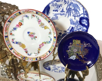 Vintage kleine Teller mit Messingständer, Vintage Mix von eleganten Tellern, Vintage kleine Aufsteller, Vintage Zierteller mit Ständer