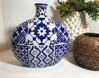 青と白の花柄陶器壺　Thailand タイの陶器製花瓶：白とコバルトブルーの花柄デザイン - Etsy 日本