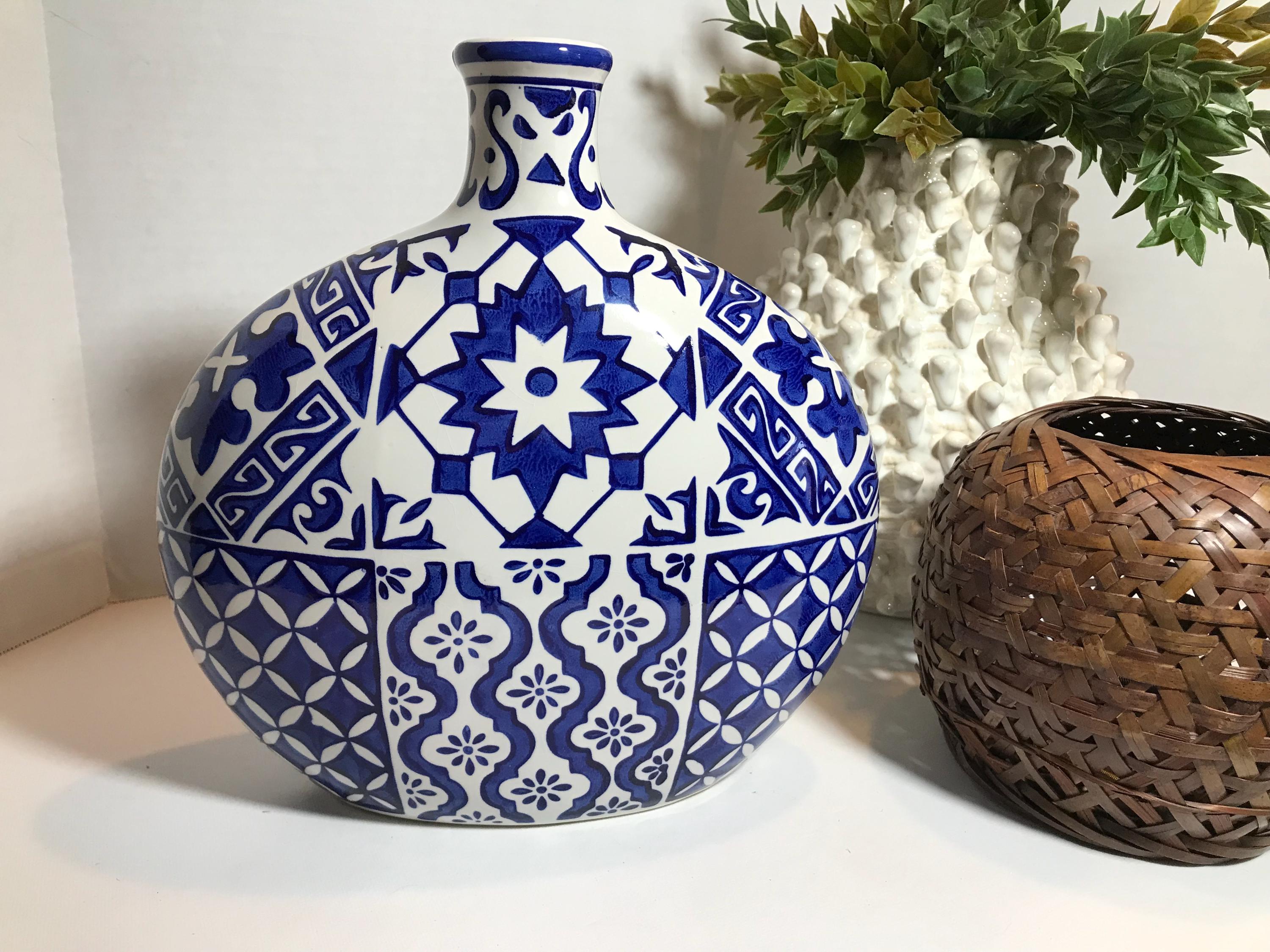 ユニークなタイル模様の白と青の陶器の花瓶、青と白のタイルのような