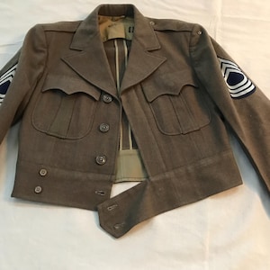 Vintage WWII 1940s US military jacket, Vintage WWII  1940s Military Ike short wool jacket, 1940s green wool military men&#39;s Ike dress jacket