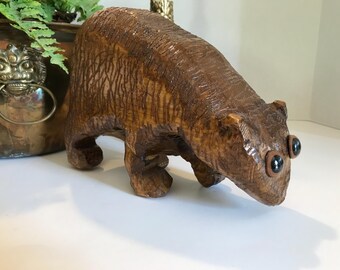 ヴィンテージの手彫りの木製クマの大きな像、目が飛び出たヴィンテージ