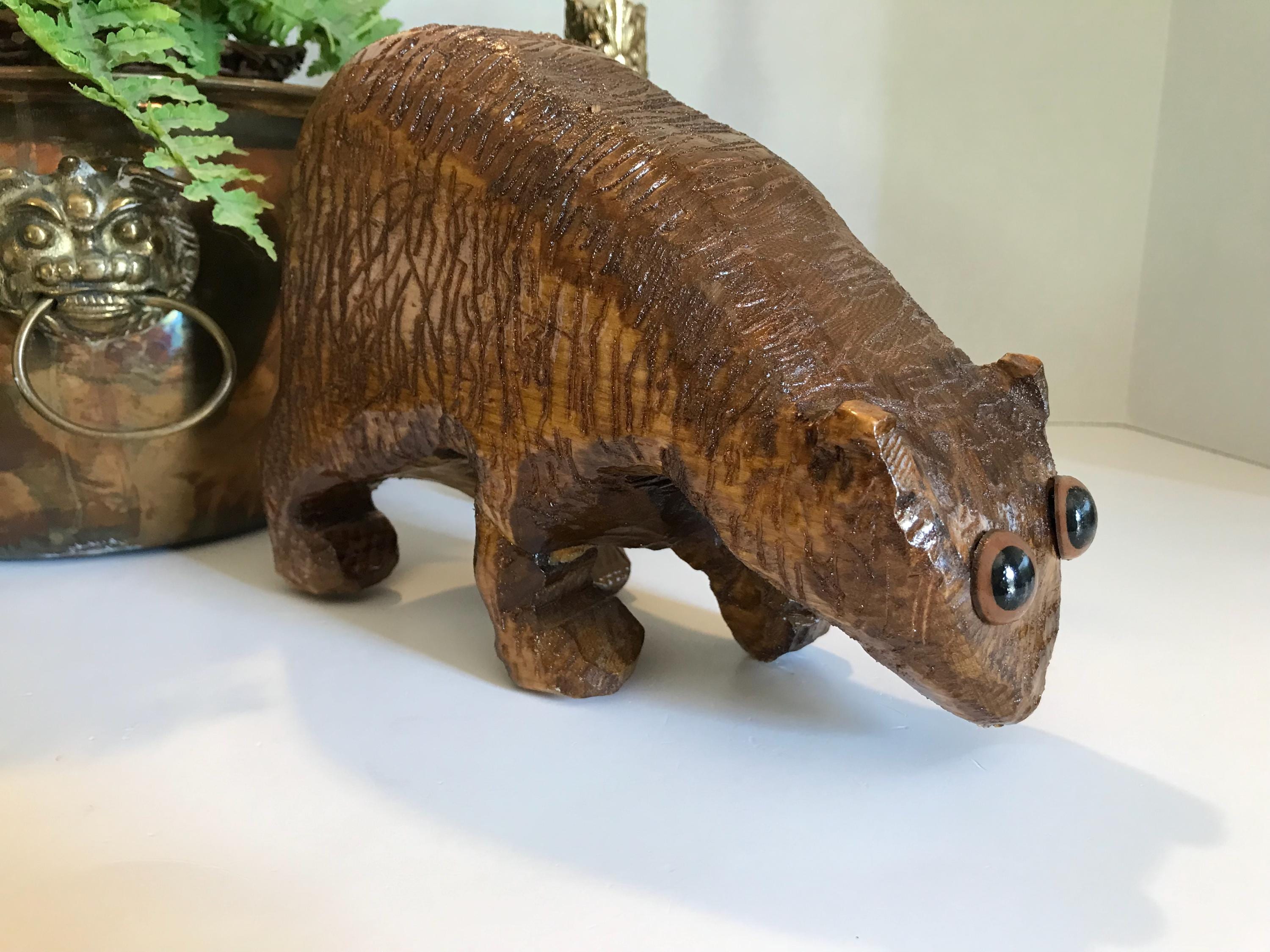ヴィンテージの手彫りの木製クマの大きな像、目が飛び出たヴィンテージ
