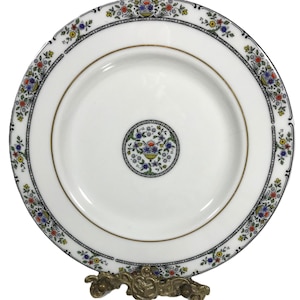 Platos vintage Royal Doulton Tavistock azules y blancos de 8". Plato de ensalada vintage Royal Doulton de 8" con diseño Tavistock de porcelana fina.