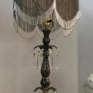 Lámpara de mesa vintage de latón y mármol – Estilo Hollywood Regency con detalles de cristal – Iluminación vintage ornamentada