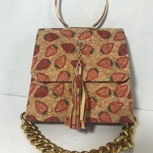Bolso de mano con asa superior de corcho con estampado de fresas, divertido bolso de mano de corcho con estampado de fresas, asa superior de pulsera y correa de cadena dorada.