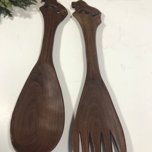 Vintage Mid Century handgeschnitzter Löwe Kenian Teakholz Salatbesteck, Vintage Teak Holzlöwe Tiger geschnitztes Salatbesteck.