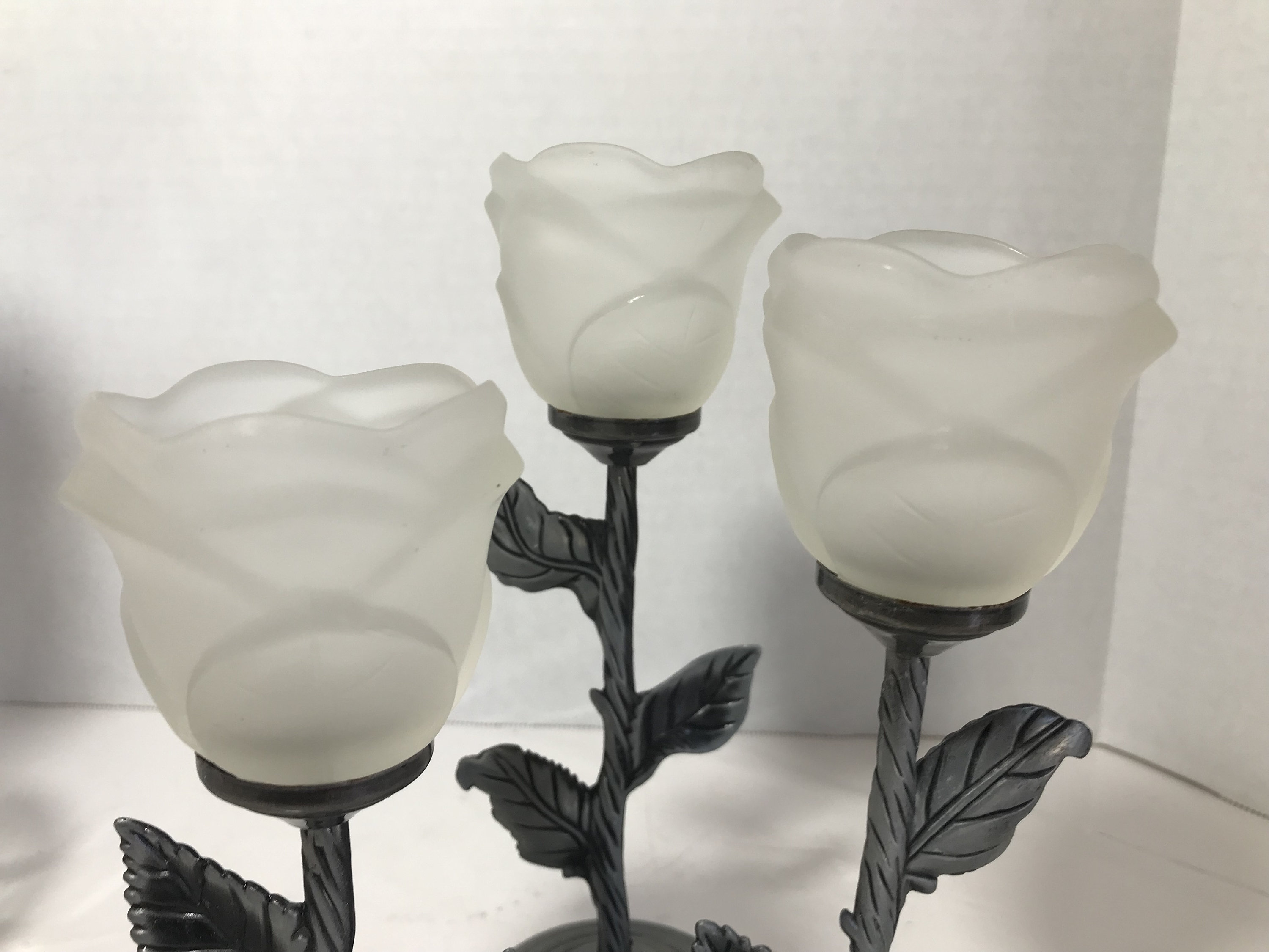 イギリス　アンティーク　薔薇モチーフのキャンドルスタンド トリプルホルダー IMG_1239_8be77c7e-17e7-4916-