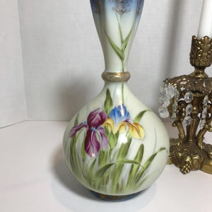 Vintage Blumenvase Porzellan, signiert, Vintage Bogenrand handgemalte elegante Porzellanvase, große Blumenvase im viktorianischen Stil