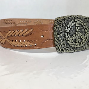 Cinturón vintage de cuero repujado y latón con símbolo de la paz, talla pequeña, cinturón de cuero repujado y tejido marrón, estilo bohemio hippie.