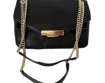 Bolsa vintage Sandro Paris em couro preto e camurça, com alça transversal em corrente dourada, bolsa de ombro de grife parisiense.