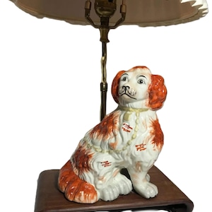 Antike Staffordshire Spaniel Hundelampe auf Holzsockel, englische Porzellan King Charles Spaniel Tischlampe, Vintage Swing Arm Hundefigur Lampe