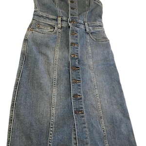 Free People - Robe barboteuse en jean, taille 0, Barboteuse style salopette en jean délavé Free People, Robe longue en jean boutonnée sur le devant, Robe en jean Free People image 1