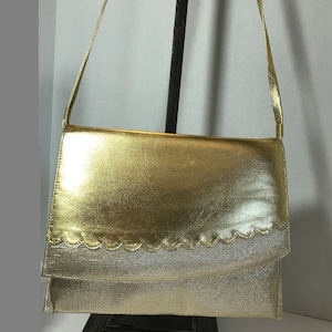 Bolso de mano vintage de la década de 1970, tejido dorado vintage de los años 70 y bolso de mano con detalles festoneados de piel sintética.