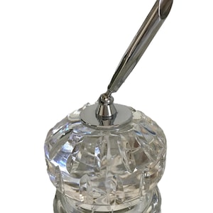 Klasyczny uchwyt na długopis z kryształowym, fasetowanym obciążnikiem do papieru firmy Waterford ze srebrnymi akcentami metalowymi, Klasyczny uchwyt na długopis z obciążnikiem do papieru firmy Waterford