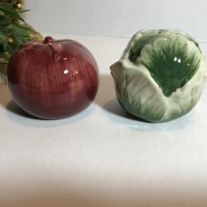 Vintage tomato and lettuce salt and pepper shakers, Vintage whimsical vegetable shaker set, ceramic cabbage and tomato salt pepper set.