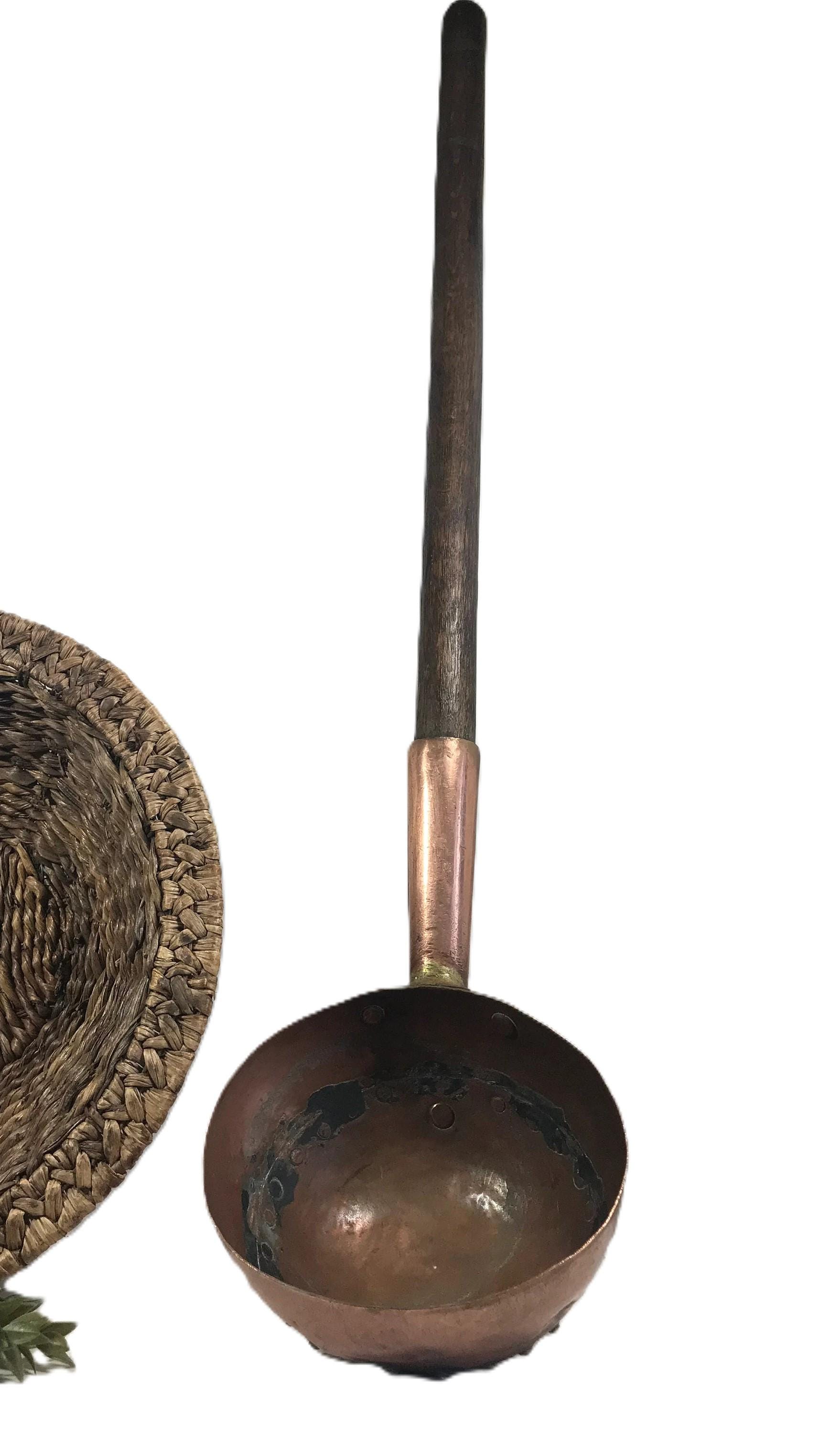 特大ヴィンテージ銅＆真鍮レードル（木製ハンドル付き） - 42インチ
